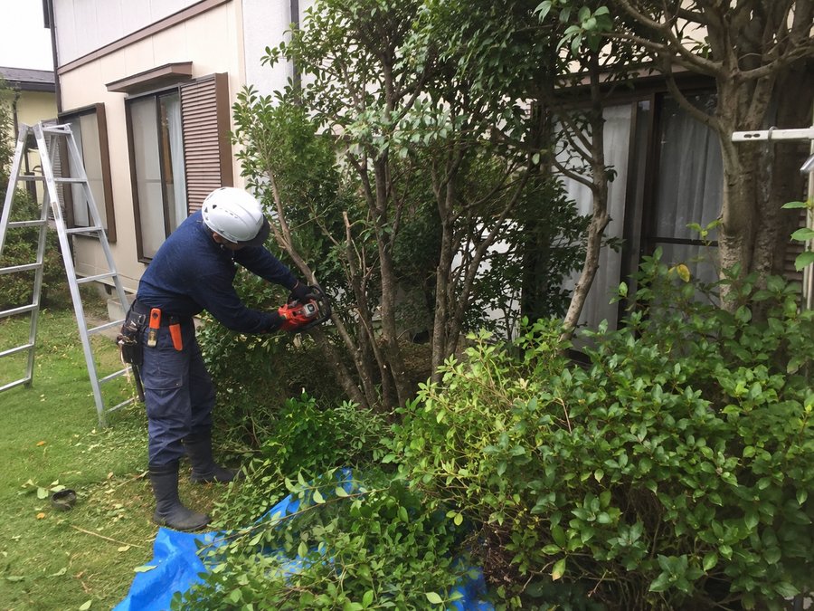稲沢市で庭木の剪定・伐採を行うオリジンサービスのスタッフ