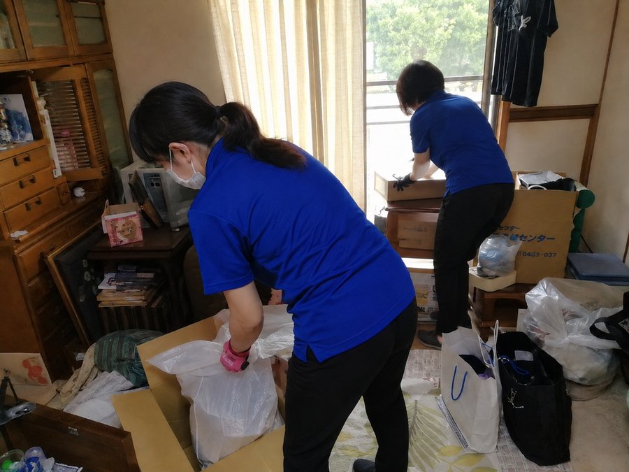 江南市でお部屋の片付け・遺品整理を行うオリジンサービスのスタッフ